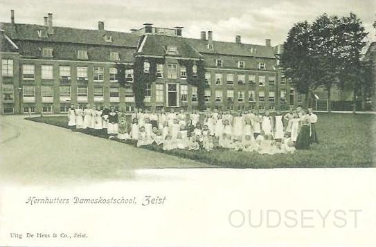 Het Slot en omgeving0008, Hernhutters Dameskostschool. omstr. 1900.jpg - Op 14 en 15 juni 1968 heeft de Evangelische Broedergemeente herdacht dat het 150 jaar geleden was dat de meisjeskostschool, destijds geheten “jonge jufvrouwen instituut”, werd gesticht. Na de stichting van de Meisjeskostschool in 1818 volgde in 1820 de oprichting van een Jongeheeren instituut”. Hernhutters Dameskostschool in 1901.